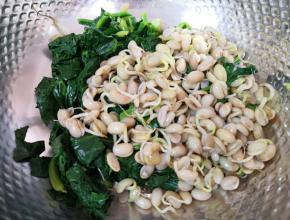 将豆芽和菠菜一起放进盆里。