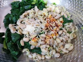 放盐、鸡精、糖、香醋、鲜贝露调味汁、鲜辣凉拌汁和红油搅拌均匀。