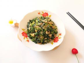 装盘，撒上熟白芝麻。