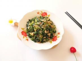 装盘，撒上熟白芝麻。