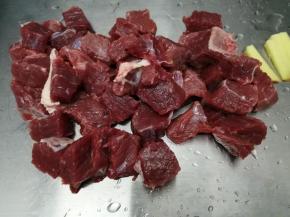 切成小块，姜切成小条