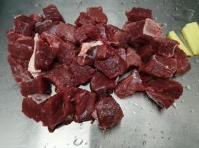切成小块，姜切成小条