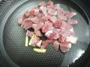锅里加入适量的水，在放入料酒和姜条，然后把牛肉放入焯水，去除血水。然后捞出，用温水洗一下