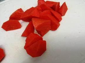 胡萝卜洗干净，切成滚刀块