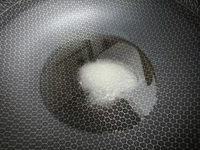 锅里加入适当的油烧到七成热时，将白糖加入炒色