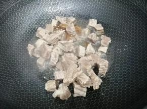 然后加入牛肉块翻炒片刻