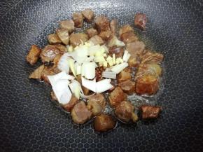 再加入姜葱花椒炒几下