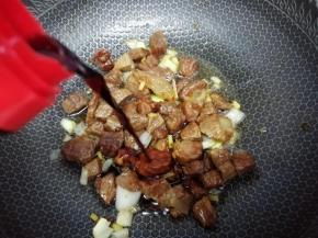 再加入生抽翻炒均匀