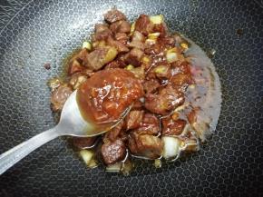 再把豆瓣酱加入翻炒片刻