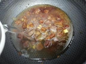 最后加入开水大火烧开，转中火烧50分钟