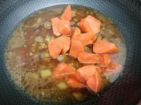 剩十分钟时，把胡萝卜加入继续煮