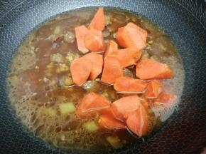 剩十分钟时，把胡萝卜加入继续煮
