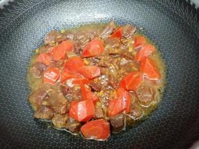 煮到食材熟，汤汁也剩不多时，开大火收汁，然后关火