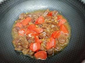 煮到食材熟，汤汁也剩不多时，开大火收汁，然后关火