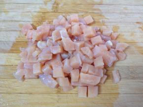 鸡脯肉切成小块。