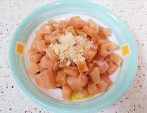 放鲜贝露调味汁、鸡粉和少许食用油搅拌均匀，腌制10分钟左右。