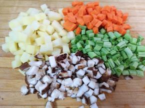 土豆、胡萝卜、香菇和豆角分别切成小丁，泡过的黑豆去皮。