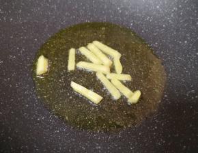 生姜切成丝，炒锅内倒适量的食用油烧热，下入姜丝炒香。