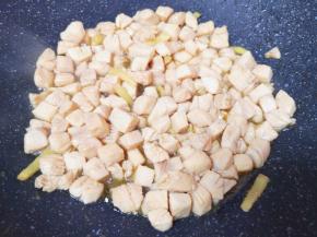 下入腌好的鸡脯肉大火翻炒至变色。