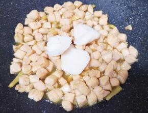 放猪油翻炒均匀。