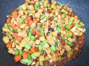 放老抽、蚝油、盐和鸡精调味（味道要调的比平时炒菜重一些）。