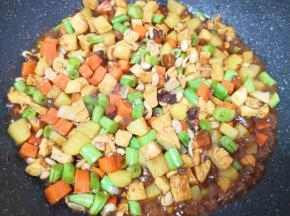 放老抽、蚝油、盐和鸡精调味（味道要调的比平时炒菜重一些）。