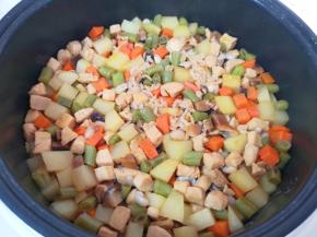 电饭锅自动跳转至保温以后，继续焖10来分钟再打开锅盖，香喷喷的鸡肉焖饭就做好了。