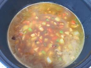 用电饭锅按平时吃饭的量淘好大米加好水，将炒好的肉和菜带汤汁一起倒进电饭锅里面，按下“煮饭”键。