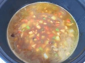 用电饭锅按平时吃饭的量淘好大米加好水，将炒好的肉和菜带汤汁一起倒进电饭锅里面，按下“煮饭”键。
