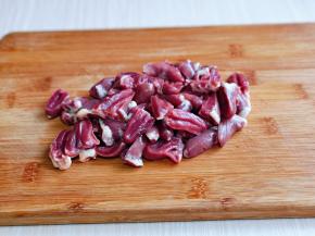 鸭心头部切掉，再从中间切开，如果淋干有血块的话，建议处理干净。