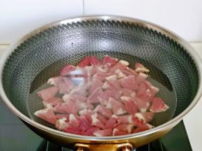 一切二的鸭心焯水，冷水下锅，大火烧开煮1分钟捞出，用冷水反复冲洗，洗干净为止。