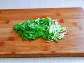 芹菜冲洗干净后，盐水泡10分钟，再切段。
