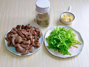 大蒜去皮切碎，准备工作完成。