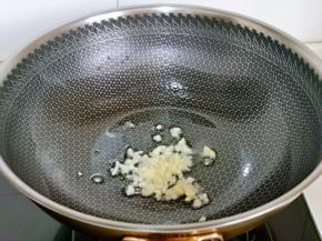 起油锅，加入切好的蒜末煸炒。