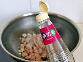 加入料酒，适量多一点去腥。