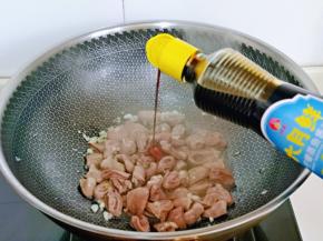 再加入柠檬酱油。