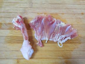 鸡腿去骨留下鸡腿肉（骨头不要扔，留着熬汤喝）。