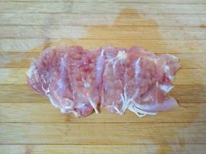 将鸡腿肉用刀背敲松。