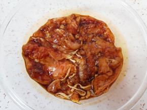 放入盆里，加入照烧酱搅拌均匀，腌制2个小时以上。