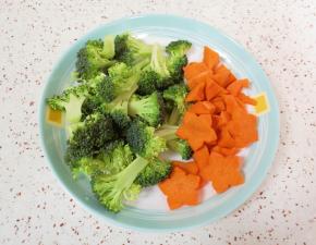 西蓝花洗干净切成小朵，胡萝卜洗干净切成片或者小块，给宝贝刻了几朵萝卜花。