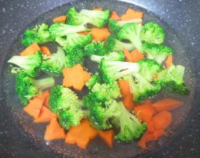 锅内放水烧开，加入少许盐，将西蓝花和胡萝卜煮熟捞出备用。