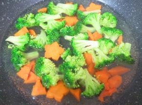 锅内放水烧开，加入少许盐，将西蓝花和胡萝卜煮熟捞出备用。