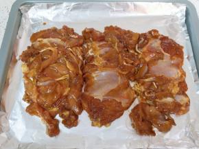 烤箱210度预热，烤盘里铺上锡纸，刷上一层食用油，将腌制好的鸡腿肉放在锡纸上。