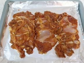 烤箱210度预热，烤盘里铺上锡纸，刷上一层食用油，将腌制好的鸡腿肉放在锡纸上。