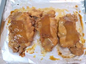 15分钟后取出烤盘，将鸡腿肉翻面刷上一层食用油，继续送入烤箱烤10-15分钟，鸡皮变的焦黄即可。