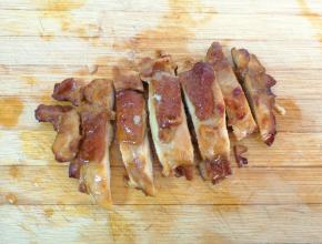 烤好的鸡腿肉切块。