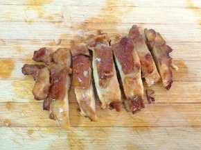 烤好的鸡腿肉切块。