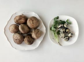 准备好食材，香菇选择新鲜的圆一些的，不新鲜的香菇是张开的状态，不容易酿入鹌鹑蛋。