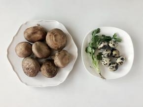 准备好食材，香菇选择新鲜的圆一些的，不新鲜的香菇是张开的状态，不容易酿入鹌鹑蛋。