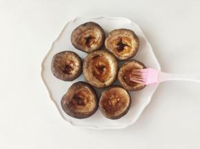 在香菇里边刷上一层蚝油。